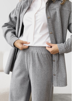 Прогулочный костюм с рубашкой-жакетом оверсайз и брюками палаццо фактурная шерсть серый