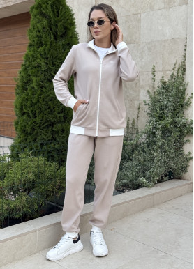 Костюм из трикотажа с кофтой на змейке и джоггерами мокко