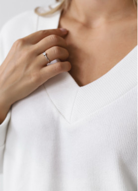 Светр з трикутним декольте з вовни білий